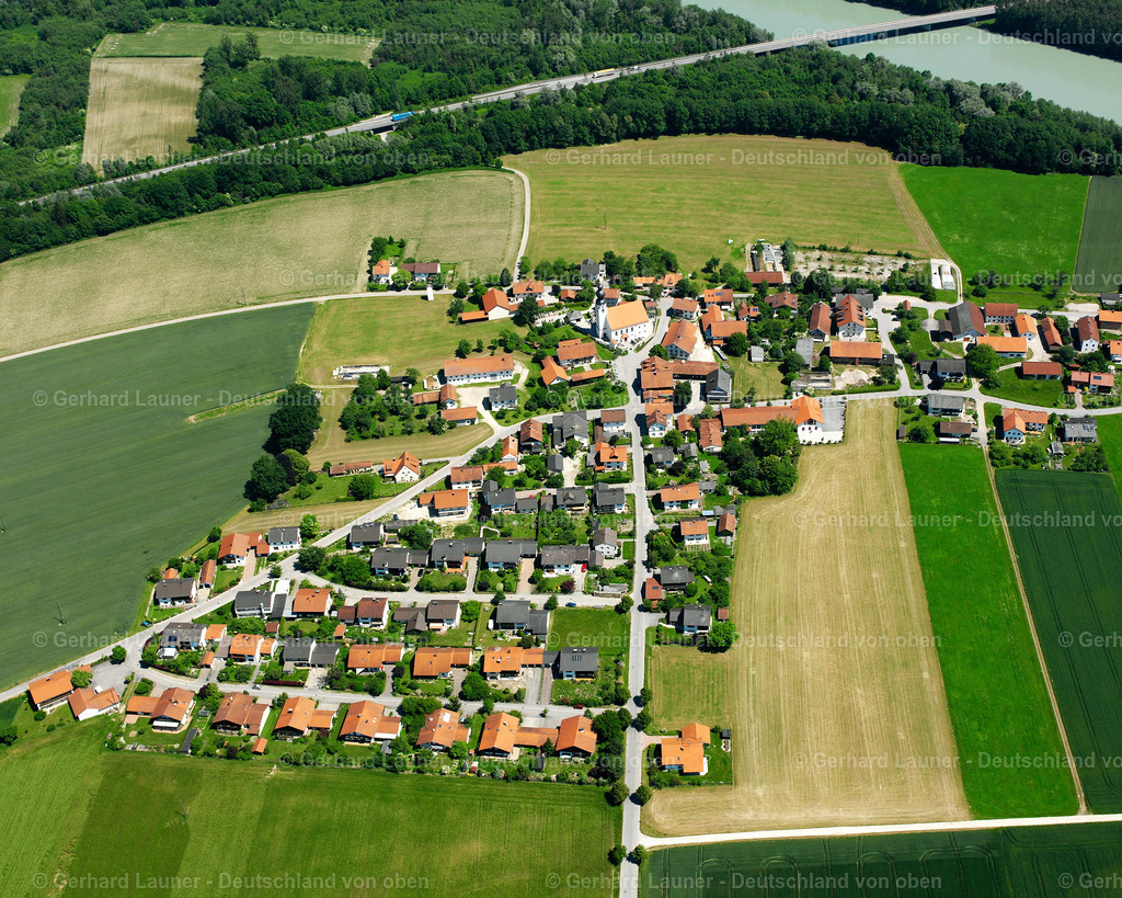 2600409 | NIEDERGOTTSAU 09.06.2006 Landwirtschaftliche Nutzflächen und Feldgrenzen  umsäumen das Siedlungsgebiet des Dorfes in Niedergottsau im Bundesland Bayern, Deutschland // Agricultural land and field boundaries surround the settlement area of the village  in Niedergottsau in the state Bavaria, Germany Foto: Gerhard Launer