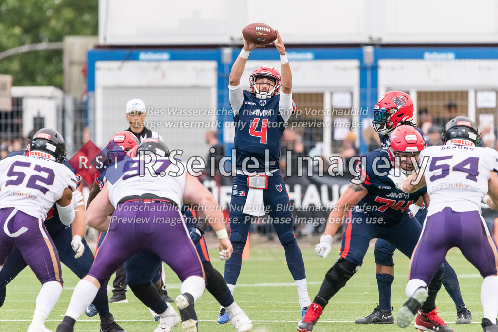 RS-1-003764 | Moritz M. Maack (#4, Sea Devils, QB, GER) muss sich strecken um einen hohen Snap zu fangen