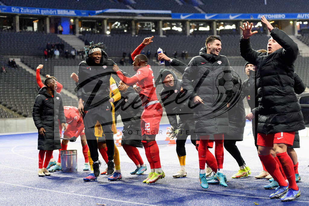 BSCRBL20220220_108 | Fussball, Herren: . Spieler von RB Leipzig Schlussjubel, jubelt nach dem 1:6 Sieg bei dem Spiel der 1. Bundesliga zwischen Hertha BSC und RB Leipzig im Olypiastadion am 20.02.2022 in Berlin, Deutschland.DFB / DFL REGULATIONS PROHIBIT ANY USE OF PHOTOGRAPHS AS IMAGE SEQUENCES AND/OR QUASI-VIDEO. - Realisiert mit Pictrs.com