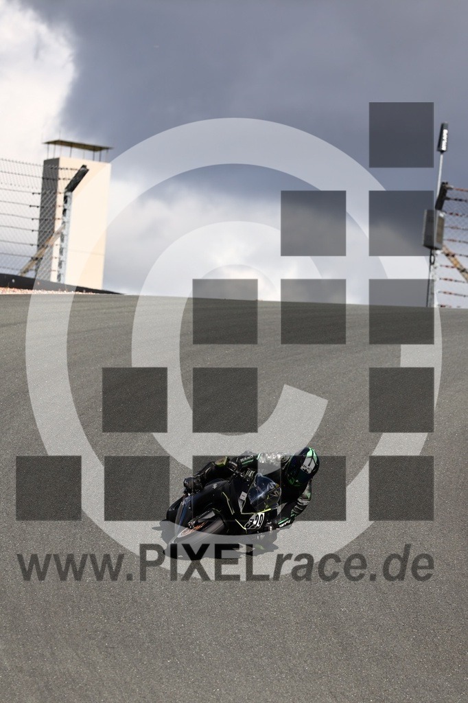 0329-20250915_01564 | Schöne Erinnerungen an spannende Momente - das festzuhalten ist unser Job. PIXELrace.de ist seit 2003 auf den Rennstrecken Europas unterwegs um die Action draußen beim Fahren und die wunderbare Stimmung imm Fahrerlager für euch einzufangen.
