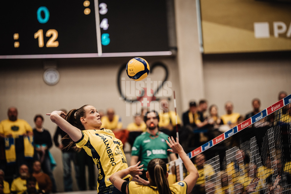 Volleyball | Frauen | Saison 2025/2026 | Volleyball Bundesliga | SSC Palmberg Schwerin vs. ETV Hamburger Volksbank Volleys | 18.10.2025 | Marije ten Brinke (#4, SSC Palmberg Schwerin) beim Angriff