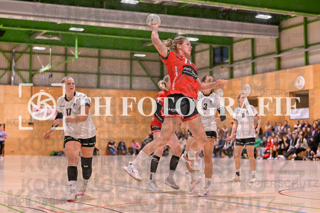 GER, SG Maulburg/Steinen - HSG Dreiland, Frauen-Handball, Oberliga Suedbaden, 3. Spieltag, Saison 2024/2025, 12.10.2024 | Jana Darius (HSG Dreiland, #17), Sabrina Gruber (SG Maulburg/Steinen, #71), Selina Huber (HSG Dreiland, #03), Finja Knoessel (HSG Dreiland, #06)GER, SG Maulburg/Steinen - HSG Dreiland, Frauen-Handball, Oberliga Suedbaden, 3. Spieltag, Saison 2024/2025, 12.10.2024Foto: TH Fotografie/Thomas Hess