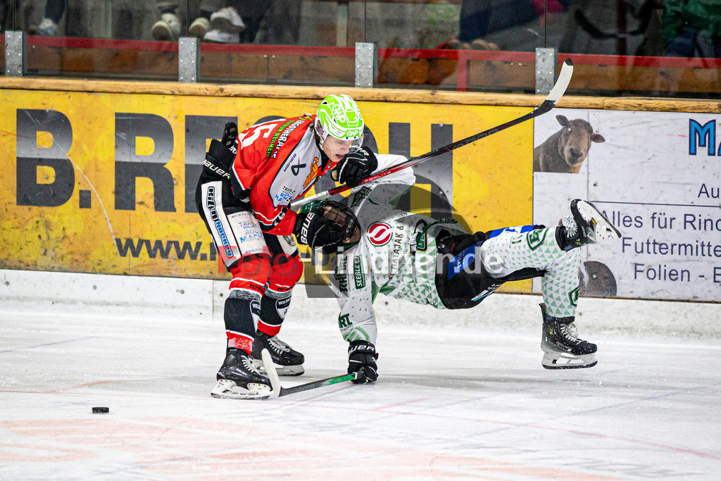 TSV Peißenberg MINERS gegen TSV Erding GLADIATORS | Eishockey Bayernliga Herren Vorrunde 2024/25, TSV Peißenberg MINERS gegen TSV Erding GLADIATORS, 20250119,Zweikampf zwischen Ryan MURPHY (MINERS 15) und Sebastian BUSCH (GLADIATORS 11),2025-01-19 in Peißenberg (Eisstadion Peißenberg)Ryan MURPHY (MINERS 15), Sebastian BUSCH (GLADIATORS 11)Copyright: WolfgangxLindner foto-lindner.de