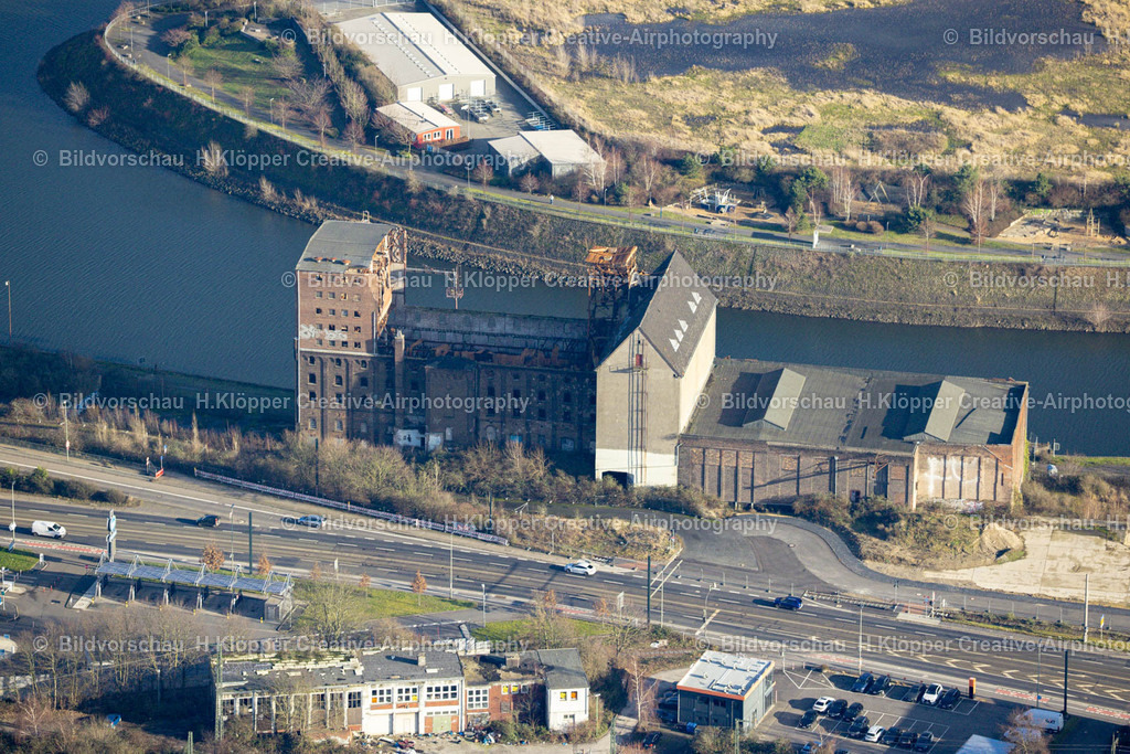 Luftbild Neuss-8981 | Luftbildfotografie Zerstörungen und Schadensbild der Brandreste auf den Lagerplatz- und Abstellflächen " Lagerhalle Neuss Hafen " an der Kaistraße in Neuss im Bundesland Nordrhein-Westfalen, Deutschland - Realized with Pictrs.com
