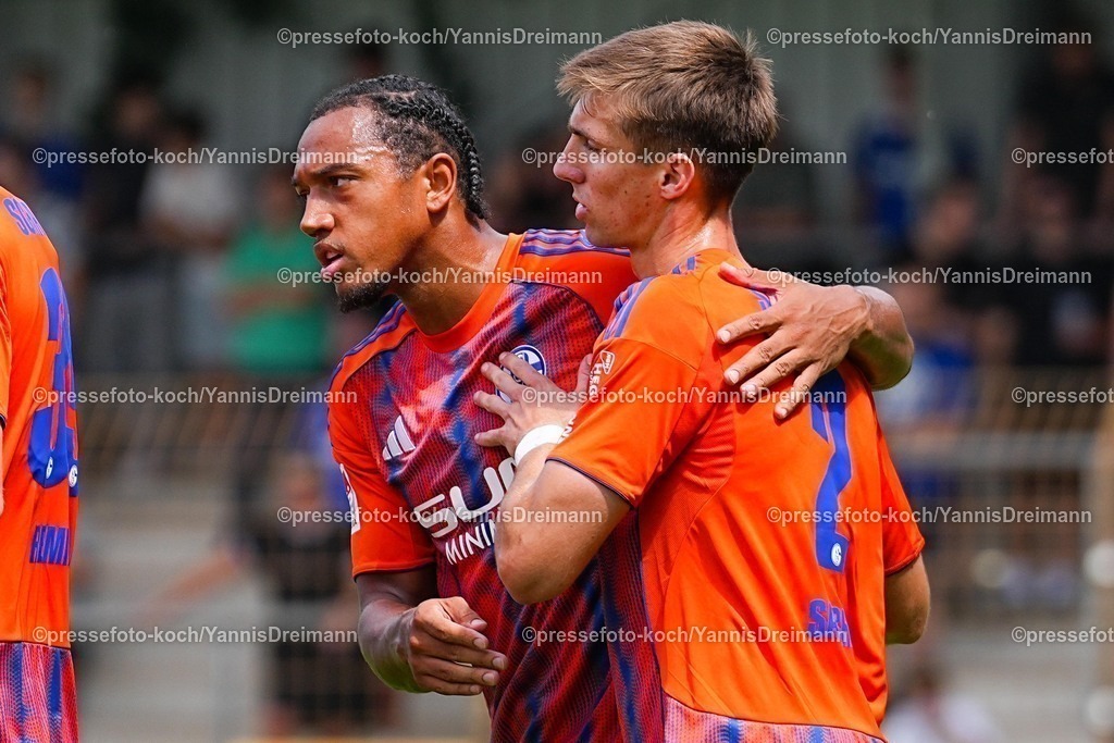 xYDR20072501012 | 20.07.2025, xydrx, Fußball, Rot Weiss Ahlen - FC Schalke 04, Testspiel, Wersestadion: Torjubel nach dem Tor zum 1:0 für den FC Schalke 04 durch Torschütze Felipe Sanchez (FC Schalke 04 #2) zusammen mit Anton Donkor (FC Schalke 04 #30)