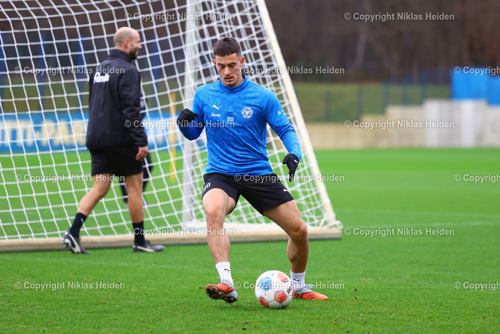 NH_HolsteinKiel_Training_10122025 | #20 Adrian Kapralik (Holstein Kiel)Fußball I Herren I Training I Saison 2025-2026 I Holstein Kiel I 10.12.2025 I Citti-Fußballpark