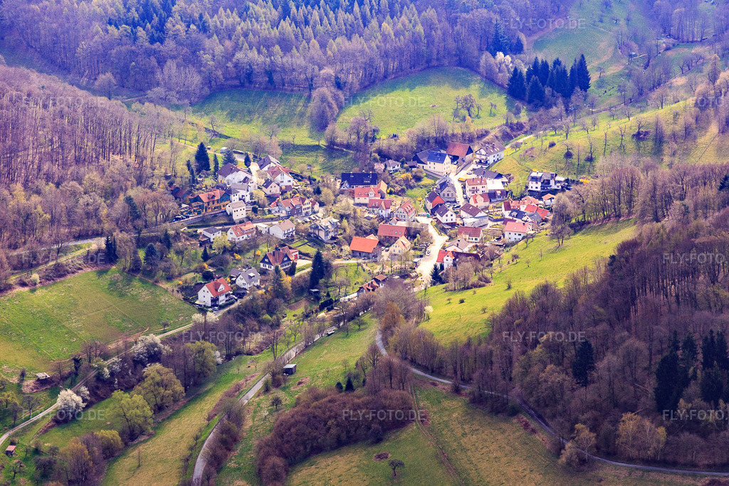 Luftbild: Ortsansicht von Norden im Ortsteil Stettbach in Seeheim-Jugenheim im Bundesland Hessen in Deutschland. Foto: IMG_077213.jpg vom 12.04.2015 durch Werner Riehm/FLY-FOTO.de