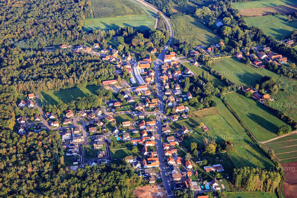 Aerial view: Neubourg district from the east in Dauendorf in the state Bas-Rhin, France. – Photo: IMG_138073.jpg taken on 08/19/2023 by Werner Riehm/FLY-FOTO.com – Resolution of the original: 5472 x 3648 px