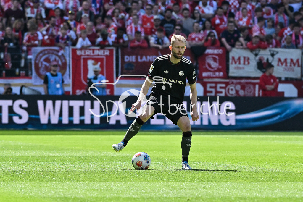 1. FSV Mainz 05 - FC Bayern München | MAINZ, GERMANY - 25. APRIL: am Ball Konrad LAIMER (FC Bayern Munich 27) / Einzelfoto / Freisteller während dem Bundesligamatch zwischen dem 1. FSV Mainz 05 und dem FC Bayern München am 31. Spieltag in der MEWA Arena / DFL REGULATIONS PROHIBIT ANY USE OF PHOTOGRAPHS AS IMAGE SEQUENCES AND/OR QUASI-VIDEO
