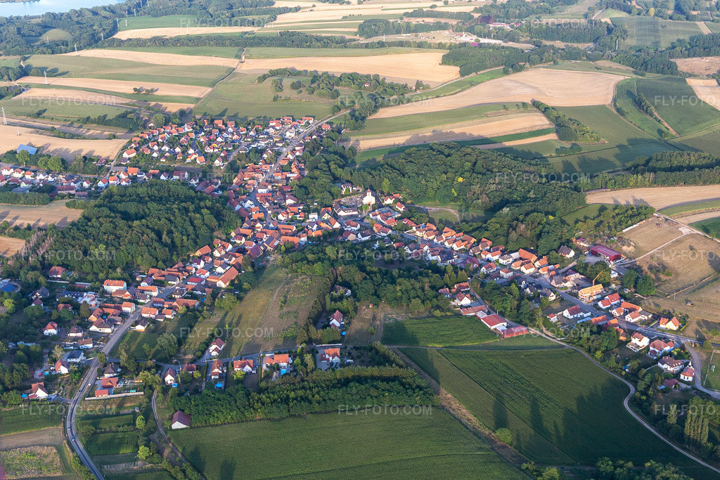 Aerial view: View of the town in Neewiller-près-Lauterbourg in the state Bas-Rhin, France.Photo: IMG_121021.jpg taken on 07/23/2020 by Werner Riehm/FLY-FOTO.comResolution of the original: 4700 x 3133 px
