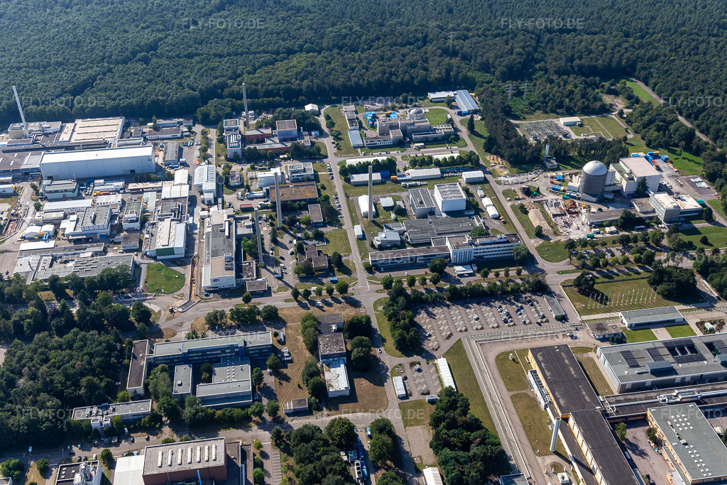 Luftbild: Forschungs- Gebäude und Bürokomplex des Karlsruhe Institut für Technologie Campus Nord mit Heiße Zellen (ehemaliger Forschungsbereich für Brennstoffuntersuchungen) an der Leopoldshafener Straße im Ortsteil Leopoldshafen in Eggenstein-Leopoldshafen im Bundesland Baden-Württemberg in Deutschland. Foto: IMG_128221.jpg vom 12.08.2021 durch Werner Riehm/FLY-FOTO.de