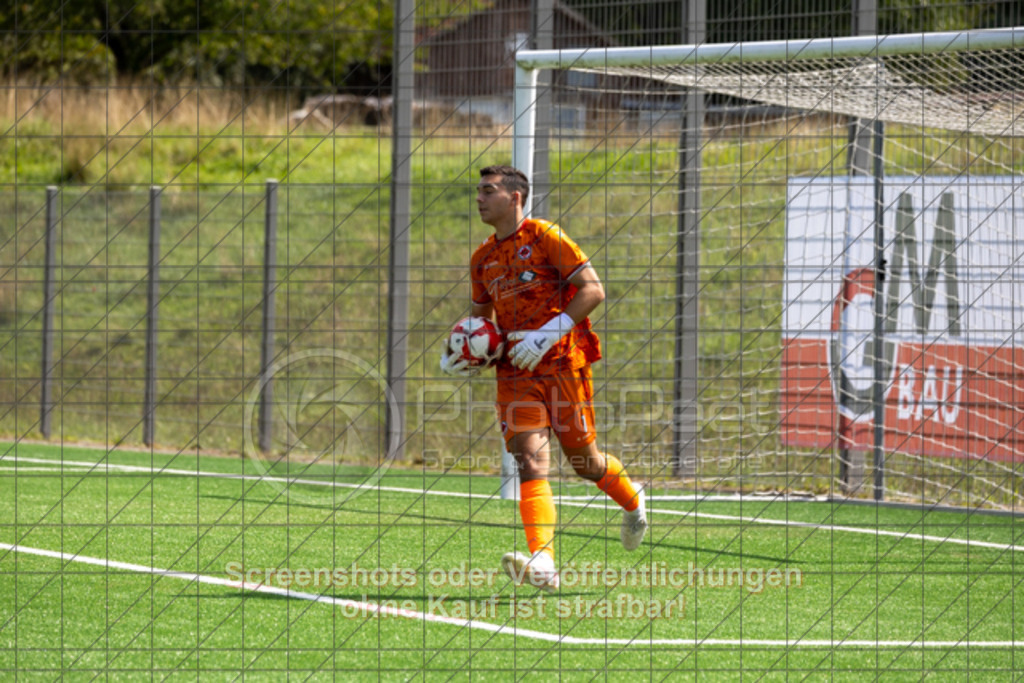 20250824_132111_0355 | #,1.FC Heiningen II (gelb) vs. 1.Göppinger SV III (weiß), Fußball, Kreisliga B7 - Bezirk Neckar/Fils, 01. Spieltag, Saison 2025/2026, Kunstrasenplatz Sportzentrum Heiningen, Krautgarten 1, 73092 Heiningen, 24.08.2025 - 13:00 Uhr,Foto: PhotoPeet-Sportfotografie/Peter Harich