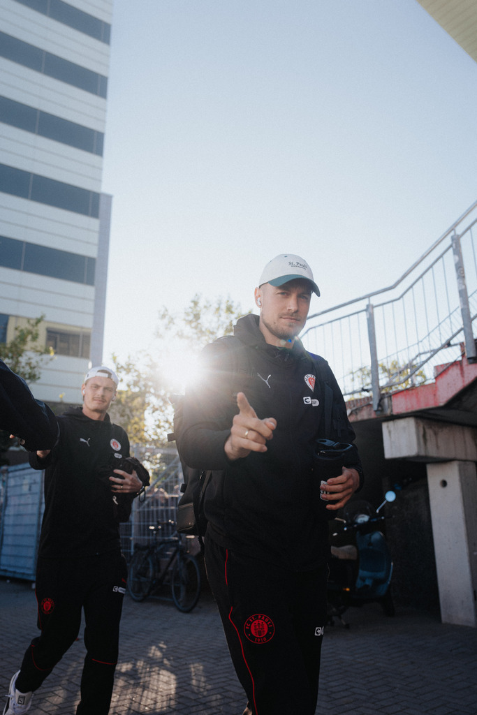FCS02805 | Der offizielle Shop für FC St. Pauli Fotos. Wähle aus Spielszenen & Fanmomenten dein FCSP Wunschformat. Wir liefern Millerntor-Atmosphäre.