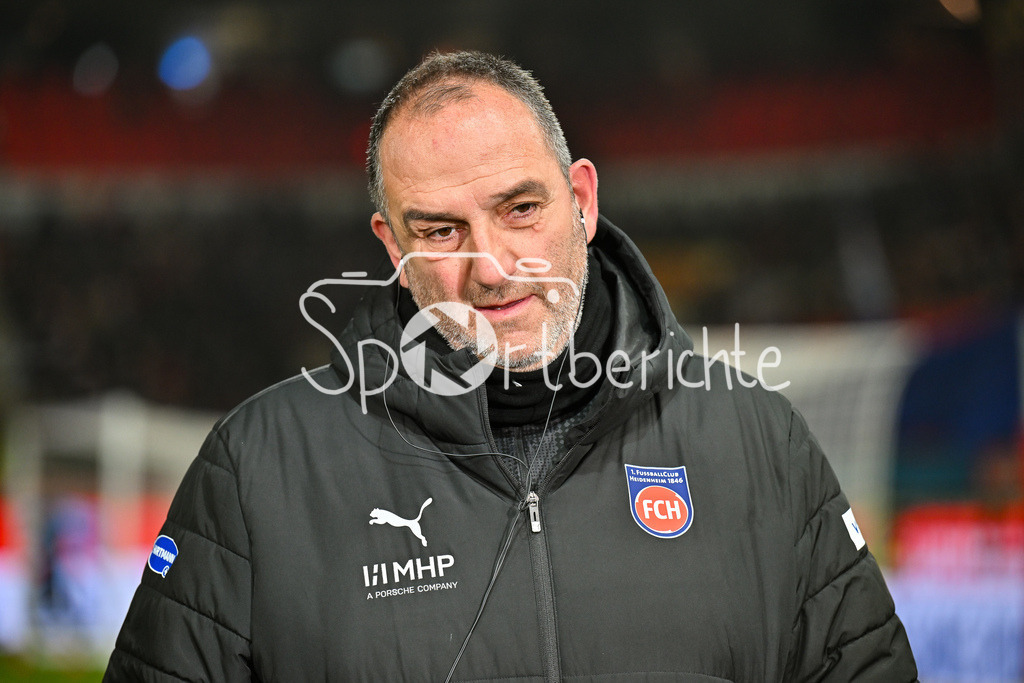 1. FC Heidenheim - FC Bayern München | HEIDENHEIM, GERMANY - 21. DECEMBER: im Bild Frank SCHMIDT Trainer 1. FC Heidenheim vor dem Bundesligamatch zwischen dem 1. FC Heidenheim und dem FC Bayern München am 15. Spieltag in der Voith-Arena / DFL REGULATIONS PROHIBIT ANY USE OF PHOTOGRAPHS AS IMAGE SEQUENCES AND/OR QUASI-VIDEO