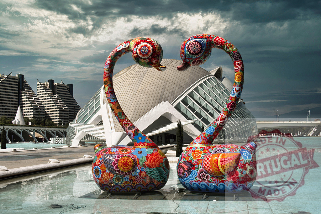 Heart shaped swan sculptures at City of Arts and Sciences Valencia | Two colorful patterned swan sculptures forming a heart shape in front of modern architecture - Realisiert mit Pictrs.com