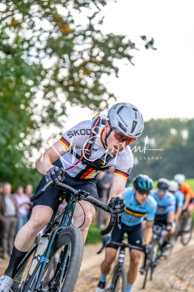 Ralf Eppink Photography 20251012_DSC02791 | Sportfotografie, Eventfotografie, Porträtfotografie, Radsport Fotograf, Triathlon Fotograf, Düsseldorf Fotograf, Köln Fotograf, Actionfotografie, Teamfotografie, Peoplefotografie, Business Portraits, Veranstaltungsfotografie, Reportagefotografie - Realisiert mit Pictrs.com