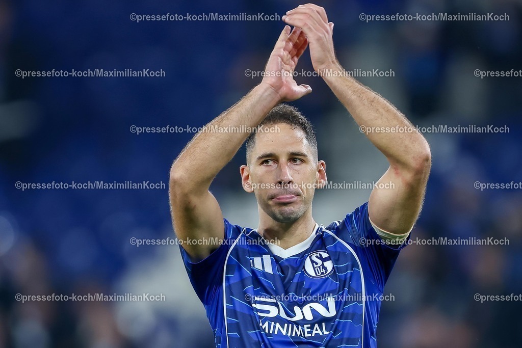 S0426092501290 | 25.09.2025, Fußball, FC Schalke 04 - SpVgg Greuther Fürth, 7.Spieltag, 2. Fußball Bundesliga, Veltins-Arena Gelsenkirchen, Saison 2025 2026: Abschlussjubel und Erleichterung bei den Schalkern nach dem 1:0 SIeg gegen Greuther Fürth. Nikola Katic&nbsp;(Schalke04 #25) DFB regulations prohibit any use of photographs as image sequences and or quasi-video.