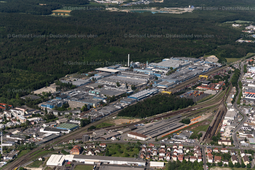 4032426 | SINGEN (HOHENTWIEL) 12.06.2020 Firmengelände der Aluminium Anbieters Constellium mit Hallen, Firmengebäuden und Produktionsstätten in Singen (Hohentwiel) im Bundesland Baden-Württemberg, Deutschland. Zulieferer für die Automobilindustrie und Luftfahrtindustrie. Weiterführende Informationen bei: Constellium Extrusions Burg GmbH. // Company grounds and facilities of aluminum manufacturer Constellium in Singen (Hohentwiel) in the state Baden-Wuerttemberg, Germany. Supplier for the automotive and aerospace markets. Further information at: Constellium Extrusions Burg GmbH. Foto: Gerhard Launer