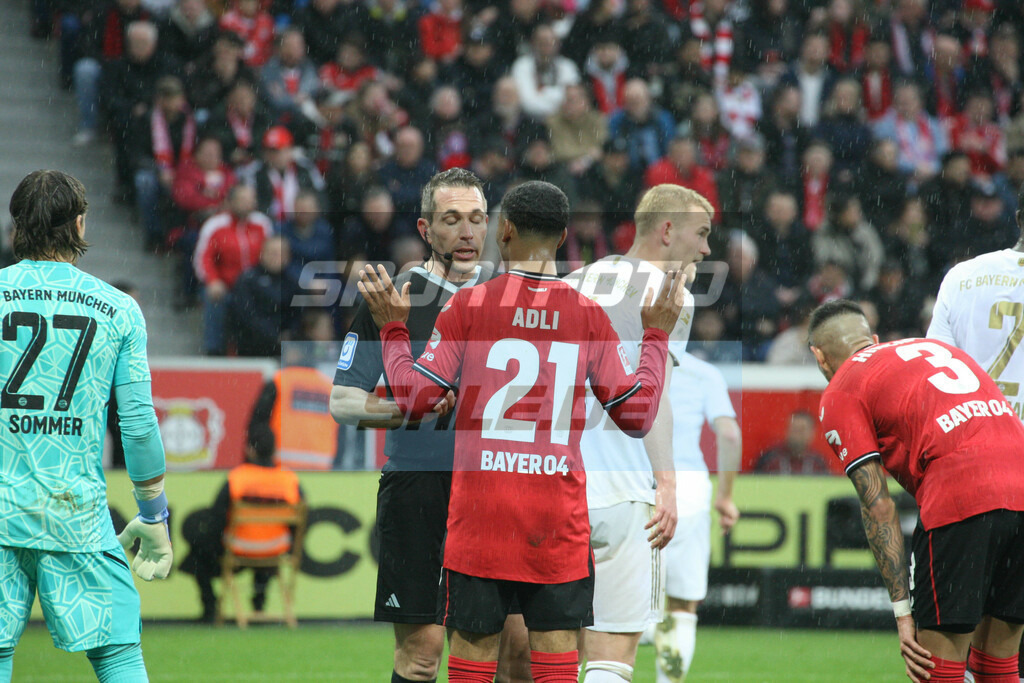 Bayer 04 Leverkusen - FC Bayern München | Amine Adli und Schiedsrichter Tobias Stieler - © Sportfoto-Sale (MK - Realisiert mit Pictrs.com