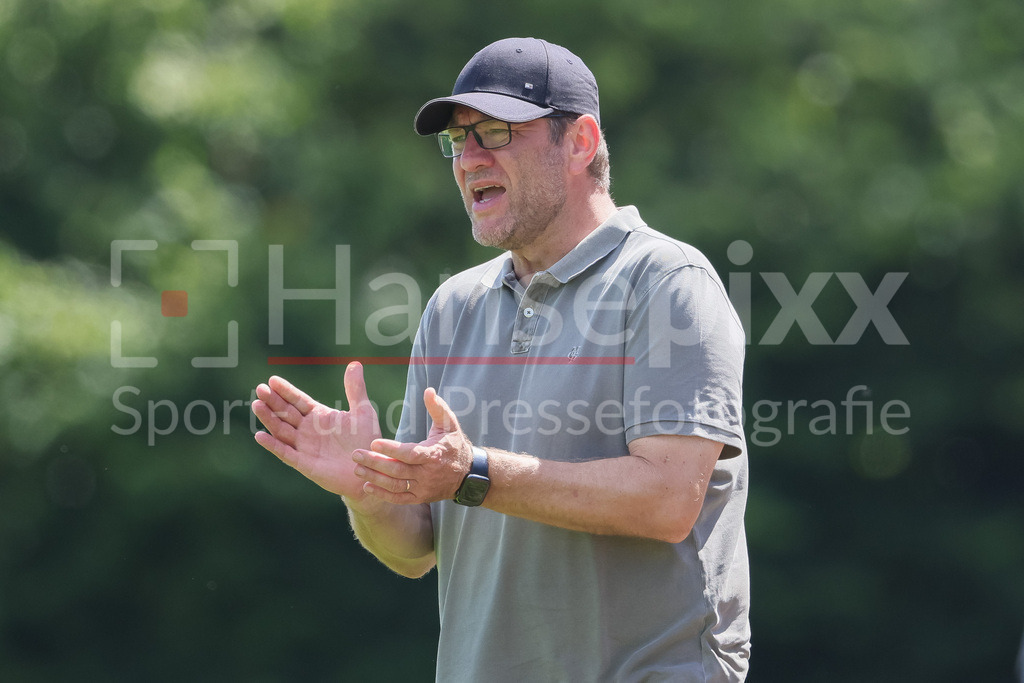 Fussball, Testspiel Frauen, Borussia Mönchengladbach - SV Werder Bremen | v.li.: Thomas Horsch (Trainer, Cheftrainer, SV Werder Bremen) klatscht, applaudiert, gibt Anweisungen, gestikuliert, mit den Armen gestikulieren, Portrait, Nahaufnahme, Einzelfoto, Einzelbild