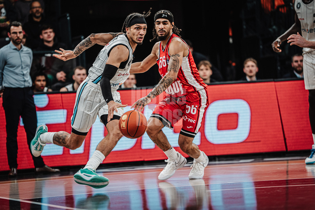 Basketball | Männer | Saison 2024/2025 | easyCredit Basketball Bundesliga | 18. Spieltag | Veolia Towers Hamburg vs. FIT/One Würzburg Baskets | 26.01.2025 | v.l. Jaizec Lottie (#4, Veolia Towers Hamburg) gegen Jhivvan Jackson (#56, FIT/One Würzburg Baskets)