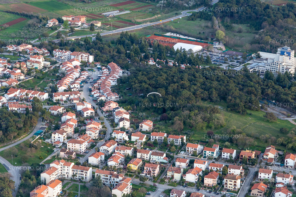 Aerial view: View of the town in Poreč in the state Gespanschaft Istrien, Croatia. – Photo: IMG_106397.jpg taken on 04/14/2018 by Werner Riehm/FLY-FOTO.com – Resolution of the original: 5472 x 3648 px