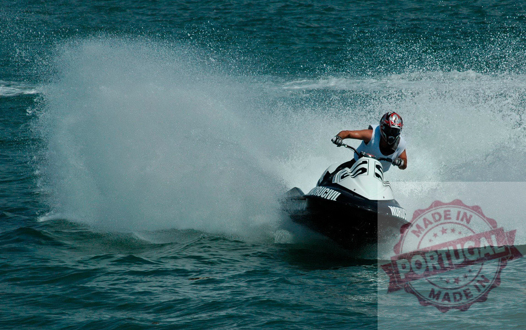 Pilot riding jet ski making big splash in the sea | Jet ski pilot making big splash during a race in the sea - Realisiert mit Pictrs.com