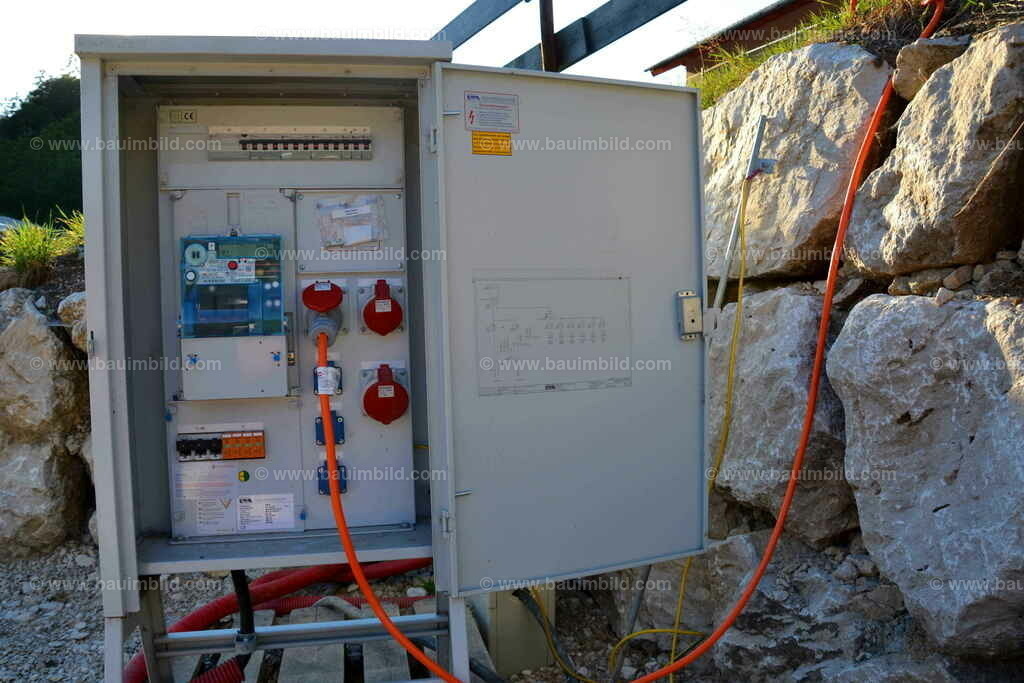 Baustromanschluss Hausbau | Baustromverteiler für Baustelle mit offener Verteilertür, voll bestückt mit Sicherungsautomaten, Steckdosen, Baustromzähler