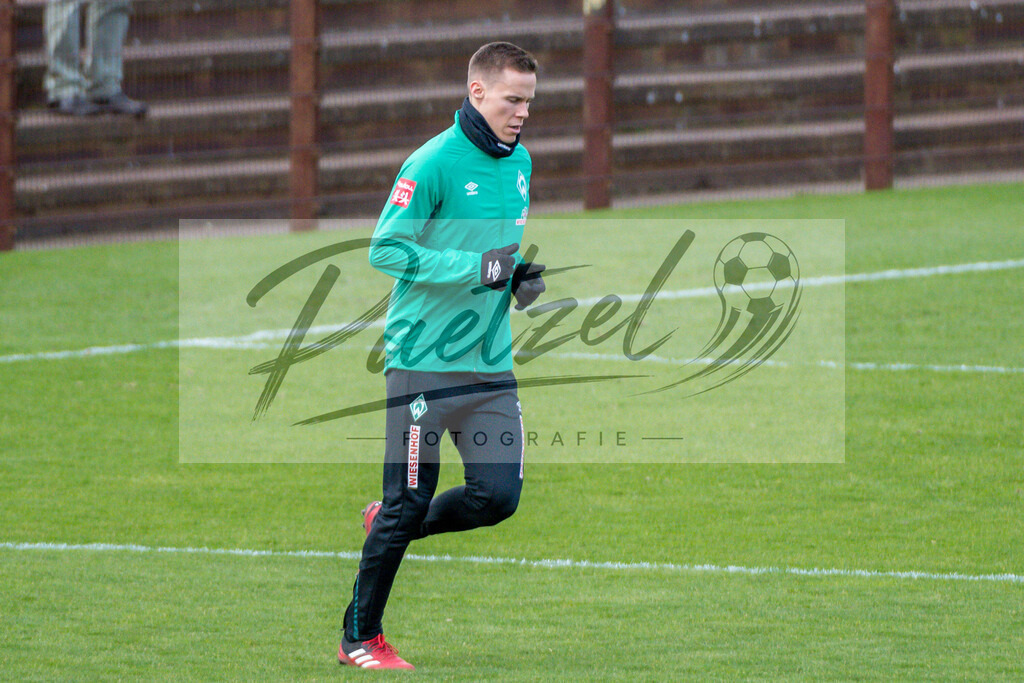 20200218_TRASVW_0065 | Fussball, Herren: Niklas Moisander (Werder Bremen) schaut waehrend der Trainingseinheit des SV Werder Bremen auf dem wohninvest Weserstadion Trainingsplatz am 18.02.2020 in Bremen, Deutschland. - Realisiert mit Pictrs.com