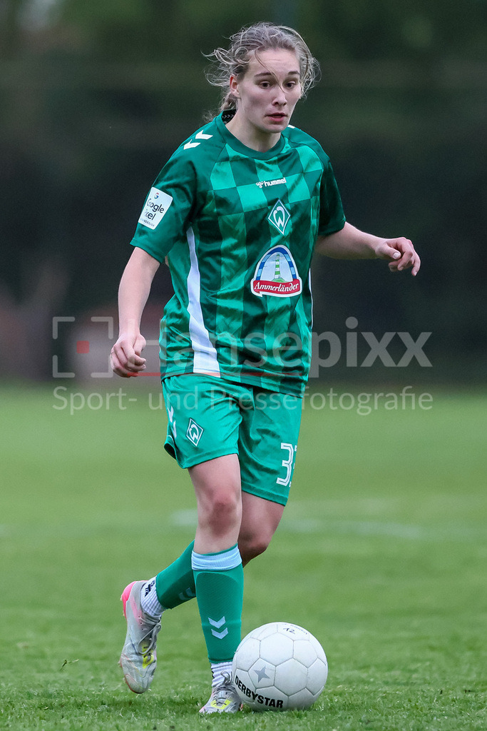 Fussball, Testspiel Frauen, ATS Buntentor - SV Werder Bremen | v.li.: Maria Penner (SV Werder Bremen, 33) am Ball, Freisteller, Einzelbild, Ganzkörper, Aktion, Action, Spielszene