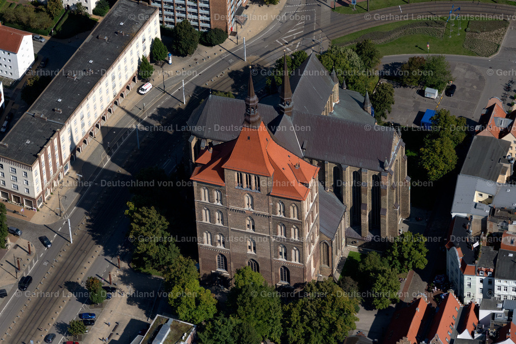 4062052 | ROSTOCK 08.09.2021 Kirchengebäude der Sankt-Marien-Kirche zu Rostock in Rostock im Bundesland Mecklenburg-Vorpommern, Deutschland. Die Marienkirche ist die evangelisch-lutherische Hauptkirche Rostocks. // Church building of the Saint Marien's church to Rostock in Rostock in the federal state Mecklenburg-West Pomerania, Germany. The Marien's church is the Protestant-Lutheran main church of Rostock. Foto: Gerhard Launer