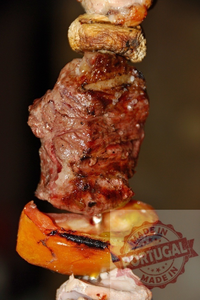 Grilled meat kebab with mushroom and tomato | Grilled beef, mushroom, and tomato pieces on a skewer, ready to eat - Realized with Pictrs.com
