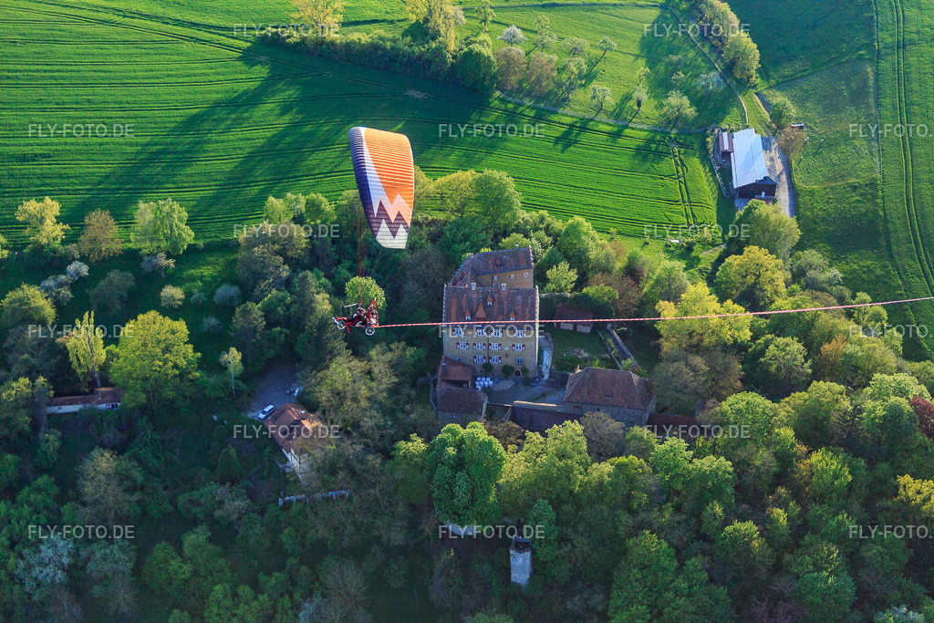 Schloss Klingenberg mit Paragleiter | Luftbild: Schloss Klingenberg mit Paragleiter in Wipfeld im Bundesland Bayern in Deutschland. Foto: IMG_087993.jpg vom 06.05.2016 durch Werner Riehm/FLY-FOTO.de - Realisiert mit Pictrs.com