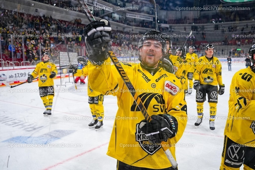 xYDRx30112501068 | 30.11.2025, xydrx, Eishockey, DEL2, Düsseldorfer EG - Krefeld Pinguine, PSD Bank Dome Düsseldorf: Zack Dybowski (Krefeld Pinguine #44) freut sich über den 6:3 SiegPhoto: xYannisxDreimannxPressefotoKochx