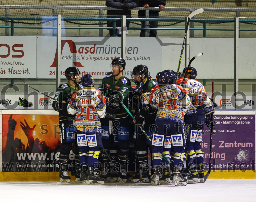 2022-12-09_152_TSV_Erding_gegen_EHC_Waldkraiburg | Erding, Deutschland, 09.12.2022:
Eishockey, Bayernliga 2022 / 2023, 19. Spieltag, TSV Erding gegen EHC Waldkraiburg, Endergebnis: 9:2

Anthony Dillmann (EHC Waldkraiburg, #26), Bastian Cramer (Erding Gladiators, #34), Michal Popelka (EHC Waldkraiburg, #63), Daniel Schmidt (EHC Waldkraiburg, #17)

Foto: Christian Riedel / fotografie-riedel.net