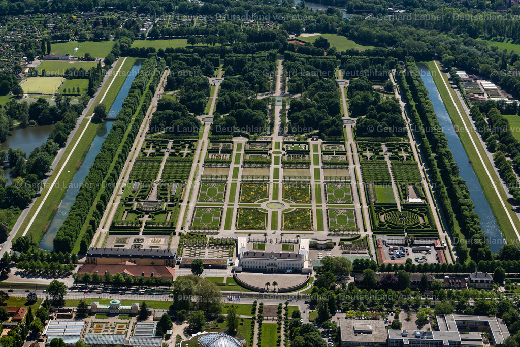 3802745 | HANNOVER 02.06.2020 Der Große Garten im Stadtteil Herrenhausen in Hannover im Bundesland Niedersachsen. Der Barockgarten an der Herrenhäuser Straße wurde im 17. Jahrhundert errichtet und besteht aus vielen Broderiemustern und der zentral gelegenen Glockenfontäne. // The big garden in the part of town of Herrenhausen in Hannover in the federal state Lower Saxony. The baroque garden in the mansions street was established in the 17th century and exists of many Broderie scrutinise and the centrally situated bell jet. Foto: Gerhard Launer