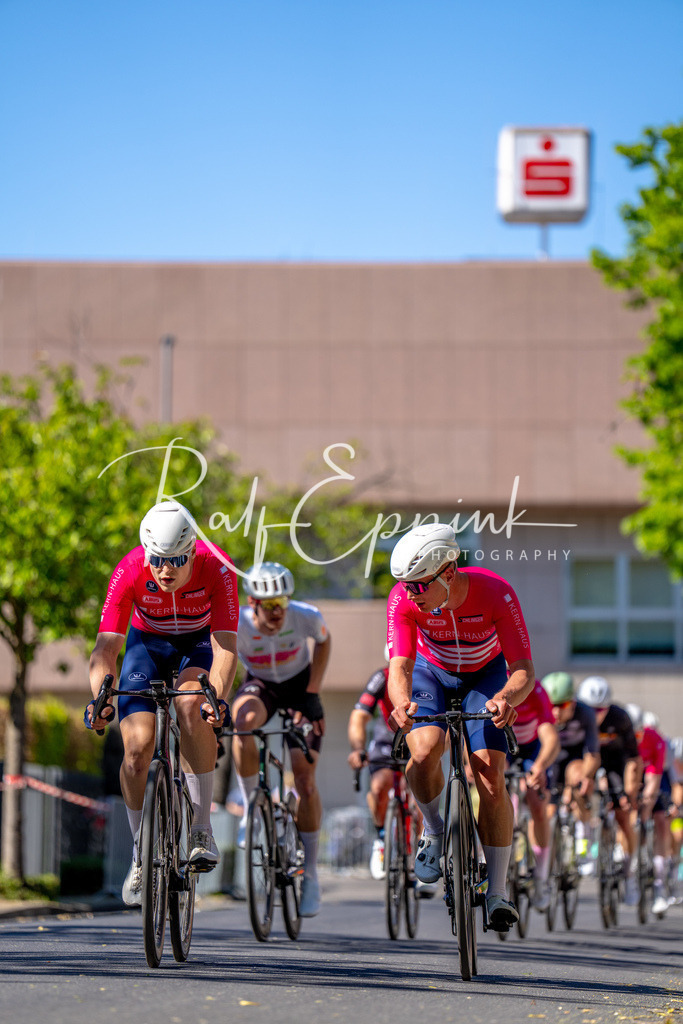 Spurt in den Mai 2026 - Großer Preis der Sparkasse Neuss | Annual one-day road cycling race "Großer Preis der Sparkasse Neuss" held in Büttgen, Germany, organized by VfR Büttgen 1912 e.V. The event features multiple races across all age categories from U11 youth to Elite men. - Realisiert mit Pictrs.com