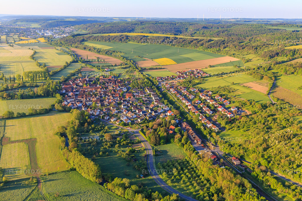 Luftbild: Ortsansicht im lieblichen Taubertal am Morgen aus Norden im Ortsteil Hochhausen in Tauberbischofsheim im Bundesland Baden-Württemberg in Deutschland. Foto: IMG_146259.jpg vom 10.05.2025 durch Werner Riehm/FLY-FOTO.de