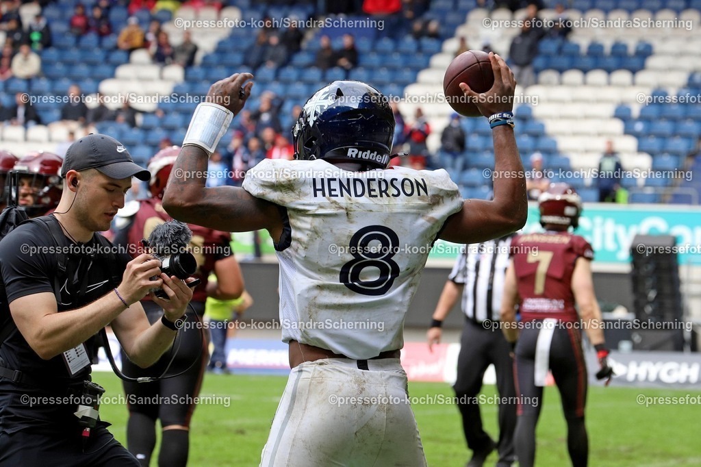 xSSC08062501067 | 08.06.2025, xsscx, American Footballl, Rhein Fire - Paris Musketeers, EFL, Schauinsland-Reisen-Arena, Saison 2025: Quarterback Jaylon Henderson (8) von Paris Musketeers feiert einen vermeintlichen Touchdown, der wegen Regelverstoß aber nicht zählt