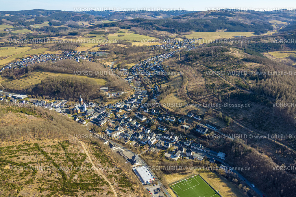Kirchhundem250308587 | Luftbild, Wohngebiet Ortsansicht, Waldgebiet Hügellandschaft mit Waldschäden, Kirche St. Peter und Paul, Kirchhundem, Sauerland, Nordrhein-Westfalen, Deutschland