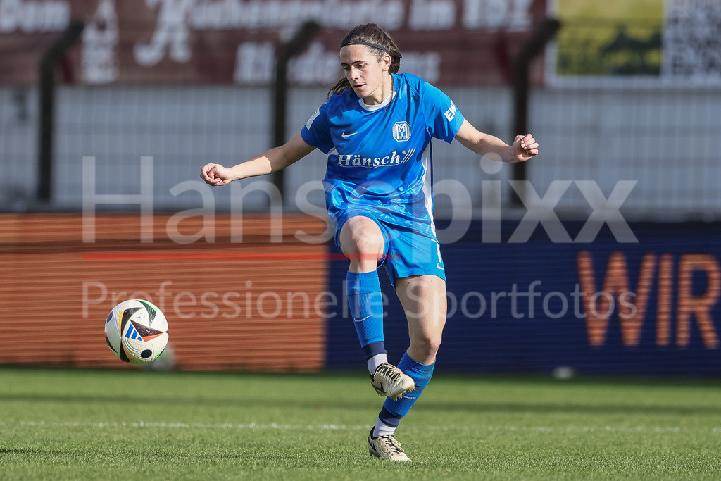 Fussball, 2. Frauen-Bundesliga, SV Meppen - FSV Gütersloh 2009 | v.li.: Marie Bleil (SV Meppen, 7) am Ball, Freisteller, Einzelbild, Ganzkörper, Aktion, Action, Spielszene, DIE DFB-RICHTLINIEN UNTERSAGEN JEGLICHE NUTZUNG VON FOTOS ALS SEQUENZBILDER UND/ODER VIDEOÄHNLICHE FOTOSTRECKEN. DFB REGULATIONS PROHIBIT ANY USE OF PHOTOGRAPHS AS IMAGE SEQUENCES AND/OR QUASI-VIDEO.
