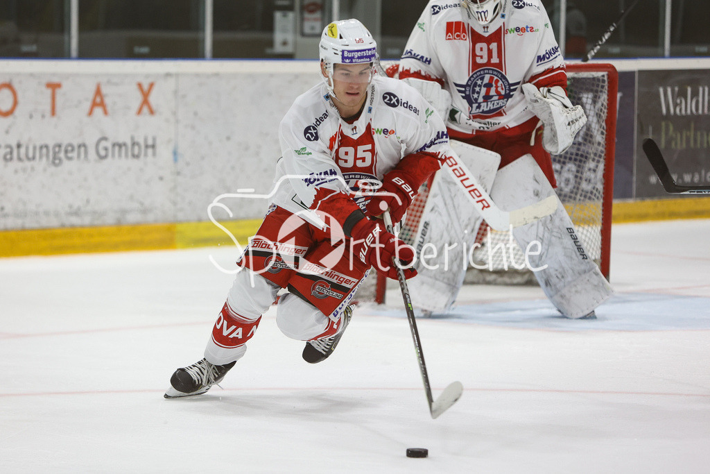 SC Rapperswil-Jona Lakers - Augsburger Panther | Tyler MOY (SCRJ #95) am Puck / Freisteller / Einzelfoto