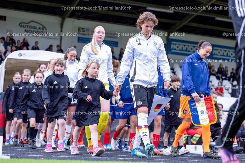 DFB16042601002 | 16.04.2026, Essen, Fußball, UEFA Womens UNDER 19 Championship qualification, Germany - France, Stadion Uhlenkrug, Saison 2025 / 2026: Einlaufen der Spielerinnen vor dem Spiel Rosa Rückert (Deutschland U19 #10) führt die Mannschaft mit Einlaufkin an DFB regulations prohibit any use of photographs as image sequences and or quasi-video.