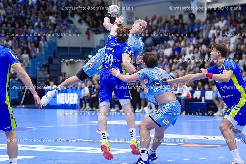 xYDR09102501100 | 09.10.2025, xydrx, Handball, 1.HBL, VFL Gummersbach - HC Erlangen, Schwalbe-Arena: Marek Nissen (HC Erlangen #6) im Zweikampf gegen Tom Kiesler (VFL Gummersbach #30)