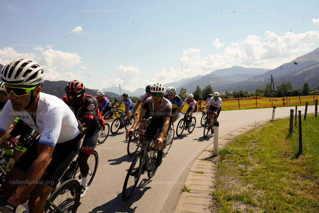 289_20230817_Bewerb_Maenner_Muehlanger | AUT - OESTERREICH, 2023-08-16: SPORT RENNRAD-FAHREN - 55. INTERNATIONALER RADWELTPOKAL IN ST. JOHANN IN TIROL  - Vintage-Radrennen mit WM-Bronze-Medaillen-Siegerin Christina Schweinberger, den Teilnehmer und Alexander Baumann (vom Orginastions-Team) - TAG 2 BEWERB MAENNER IN SECHS GRUPPEN  ; Foto: Roland Muehlanger