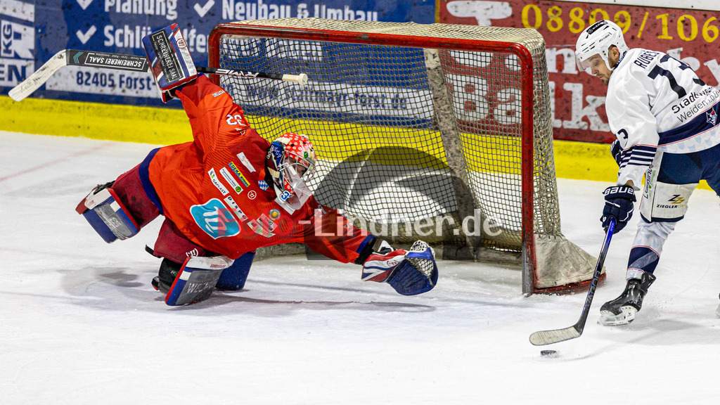 EC Peiting vs Blue Devils Weiden | Eishockey Oberliga Süd 2023/2024, EC Peiting vs Blue Devils Weiden, 20240126,
Andreas MAGG (ECP Goali 32) in Aktion,
2024-01-26 in Peiting (Eisstadion)
32 Andreas MAGG (ECP Goali 32), 73 Tomas RUBES (BDW 73)
Copyright: WolfgangxLindner