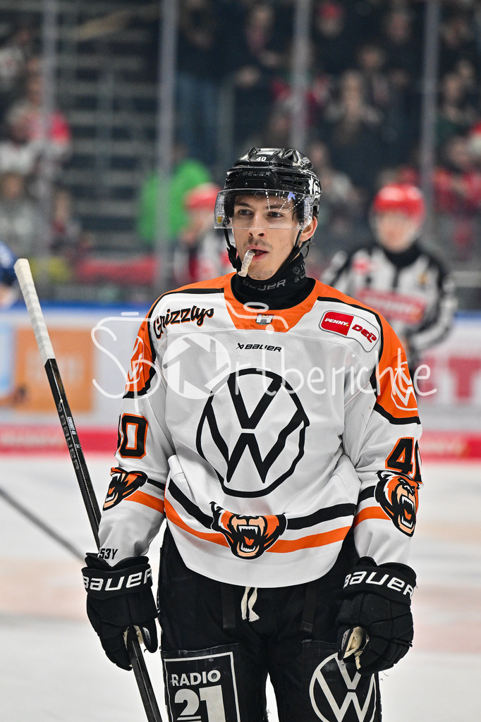 Augsburger Panther - Grizzlys Wolfsburg | im Bild Juian CHROBOT (Grizzyls Wolfsburg 40) / Einzelfoto / Freisteller / DEL: Augsburger Panther - Grizzlys Wolfsburg; Curt Frenzel Stadion am 10.10.2025