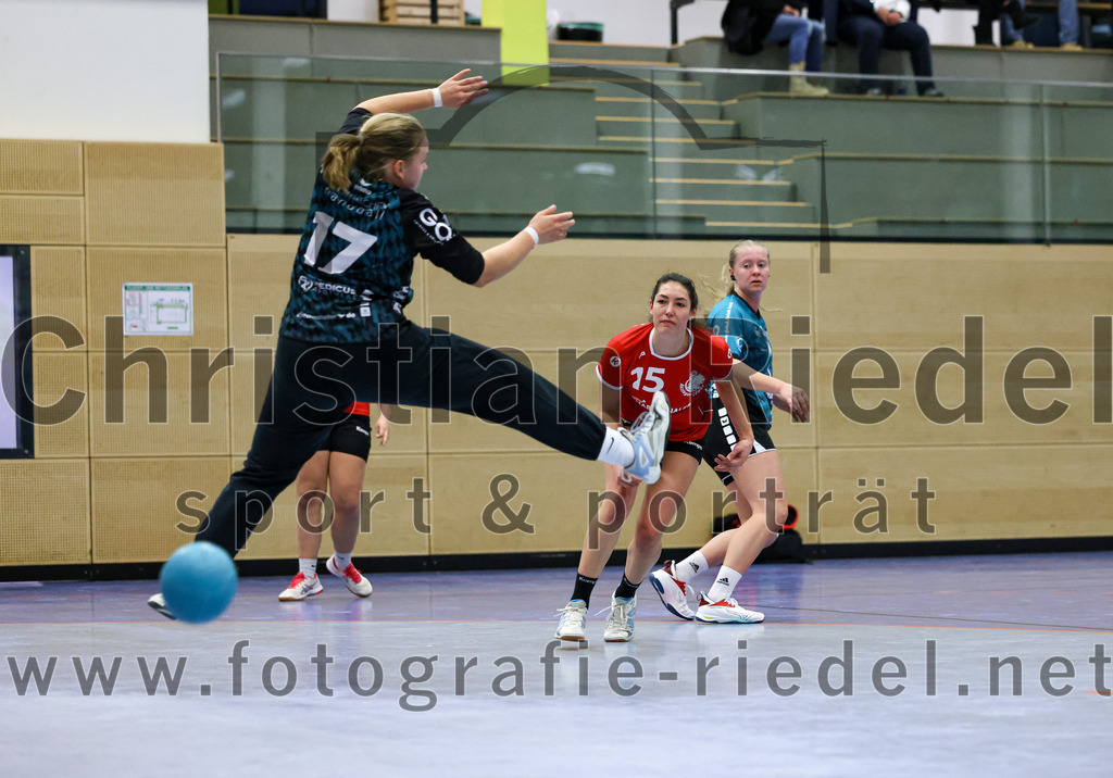 2022-11-27_079_SV_Anzing_gegen_HT_Muenchen_II | Anzing, Deutschland, 27.11.2022:
Handball, Bezirksliga 2022 / 2023, 7. Spieltag, SV Anzing gegen HT München II, Endergebnis: 28:32

Torfrau Jana Amelie Rogozinski (HT München, #17), Laura Greppmair (SV Anzing, #15)

Foto: Christian Riedel / fotografie-riedel.net