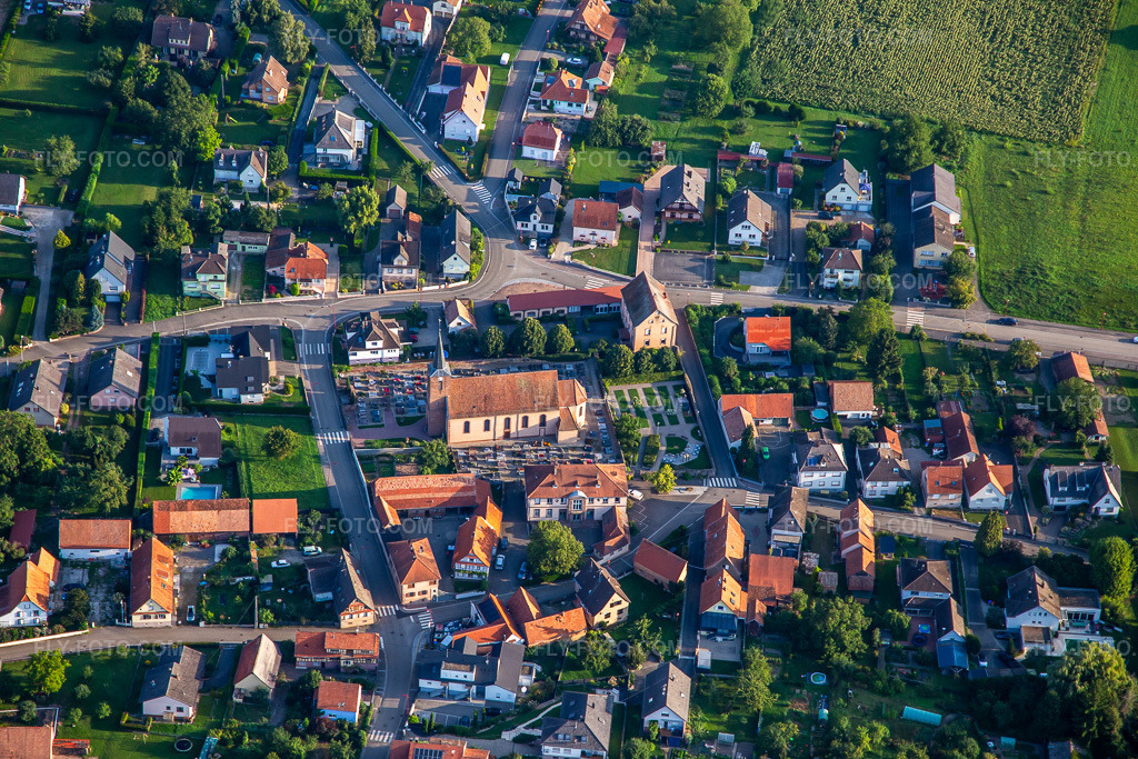Aerial view: Cemetery in Eschbach in the state Bas-Rhin, France. – Photo: IMG_138079.jpg taken on 08/19/2023 by Werner Riehm/FLY-FOTO.com – Resolution of the original: 5472 x 3648 px