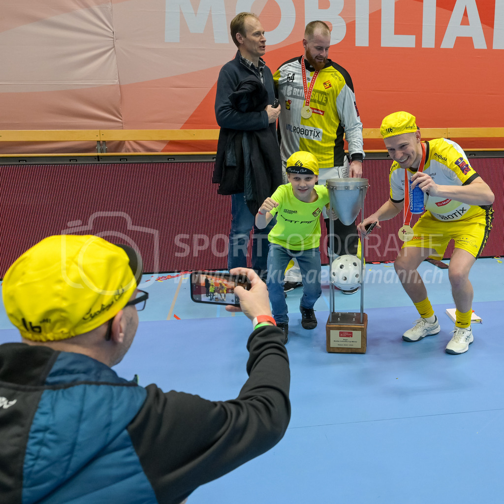 Zug United vs HC Rychenberg - 22. February 2025 | Zug United vs HC RychenbergSporthalle Wankdorf, BernMarkus Lindgjerdet (#10 HC Rychenberg Winterthur) mit Fan.Bild: Sportfotografie Markus Aeschimann | www.markus-aeschimann.ch - Realisiert mit Pictrs.com